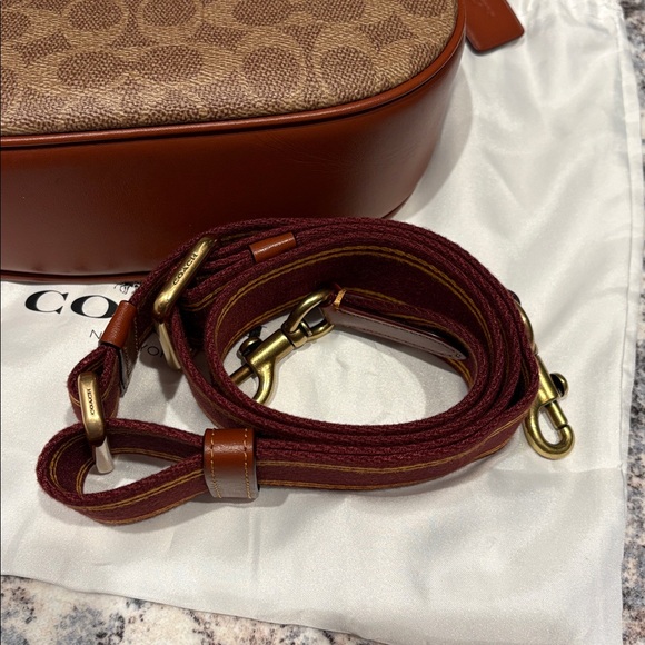 Coach Willow Saddle Bag In Signature Canvass - Picture 5 of 10